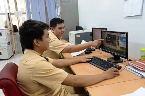 Lực lượng Phòng CSGT đường bộ - đường sắt Công an TP.HCM trích xuất camera xử lý phạt nguội xe dừng đậu trái phép - Ảnh: TỰ TRUNG Lực lượng Phòng CSGT đường bộ - đường sắt Công an TP.HCM trích xuất camera xử lý phạt nguội xe dừng đậu trái phép - Ảnh: TỰ TRUNG