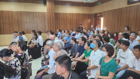 Cựu giám đốc Sở Giáo dục và Đào tạo Thanh Hóa hầu tòa vì vi phạm đấu thấu - Ảnh 2. Người dân đến dự phiên tòa xét xử cựu giám đốc Sở Giáo dục và Đào tạo Thanh Hóa sáng 15-8 - Ảnh: CTV