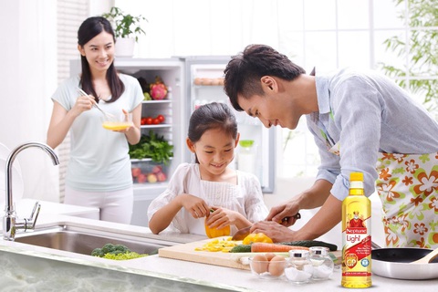 Nghe chuyên gia hóa giải những lầm tưởng về dầu ăn - Ảnh 2. Neptune Light là dầu ăn hiếm hoi kết hợp ba thành phần dầu ăn cao cấp được chuyên gia khuyến nghị gồm dầu gạo lứt, dầu đậu nành và dầu hướng dương.