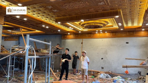 Cùng Trần Gỗ Miền Bắc tạo nên những tác phẩm xứng tầm cho ngôi nhà bạn - Ảnh 1. Gia chủ cùng tổ thi công Trần Gỗ Miền Bắc bắt nhịp tiến độ hoàn thiện sản phẩm đầy tỉ mỉ và tinh tế