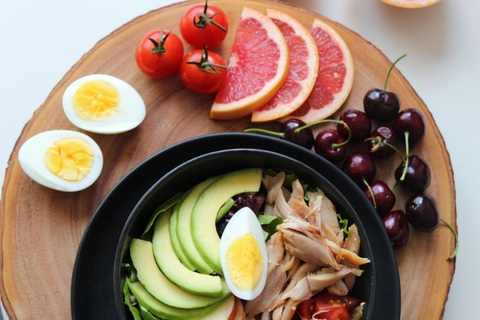 Giảm ăn mặn nâng cao sức khỏe gia đình - Ảnh 3. Cắt giảm lượng muối tiêu thụ trong bữa ăn là một trong những cách bảo vệ sức khỏe - Ảnh: Pexel