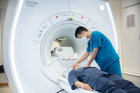 Cùng với bác sĩ Nhật Bản tầm soát ung thư tại Bernard Healthcare, Việt Nam - Ảnh 2. Chụp cộng hưởng từ (MRI) được ứng dụng trong tầm soát, chẩn đoán sớm ung thư - Ảnh: Bernard Healthcare cung cấp