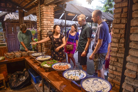 Khách du lịch nước ngoài tham quan làng du lịch Bình Quới, quận Bình Thạnh, TP.HCM - Ảnh: QUANG ĐỊNH Khách du lịch nước ngoài tham quan làng du lịch Bình Quới, quận Bình Thạnh, TP.HCM - Ảnh: QUANG ĐỊNH