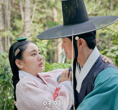 Top 3 “Cực phẩm mỹ nam” gây sốt tháng 8 - Ảnh 3. Suốt 22 năm sự nghiệp, Nam Goong Min chưa từng giới hạn bản thân bởi bất kỳ hình tượng nào. Mỗi lần tái xuất, nam diễn viên đều khiến người xem bất ngờ.