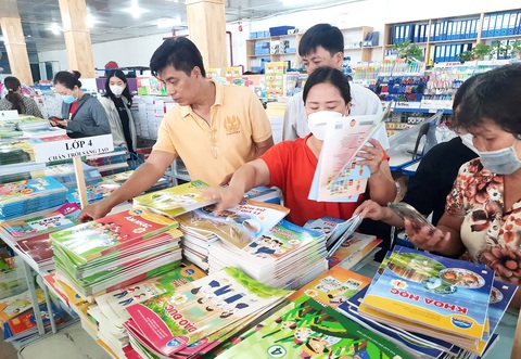 Phụ huynh và học sinh mua sách giáo khoa tại Công ty CP Sách và thiết bị trường học TP.HCM - Ảnh: NHƯ HÙNG Phụ huynh và học sinh mua sách giáo khoa tại Công ty CP Sách và thiết bị trường học TP.HCM - Ảnh minh họa: NHƯ HÙNG