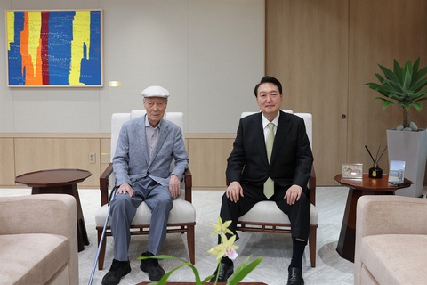 Cha tổng thống Hàn Quốc, người từng giúp sinh viên Việt Nam, qua đời ở tuổi 92 - Ảnh 2. Ông Yoon Suk Yeol chụp ảnh cùng cha mình vào tháng 7-2022 - Ảnh: Văn phòng tổng thống Hàn Quốc