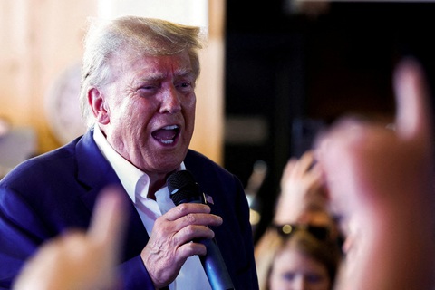 Ông Donald Trump bị truy tố vì nghi vấn can thiệp bầu cử ở bang Georgia - Ảnh 1. Cựu tổng thống Mỹ Donald Trump phát biểu khi ông vận động tranh cử tại bang Iowa, Mỹ hôm 12-8 - Ảnh: REUTERS