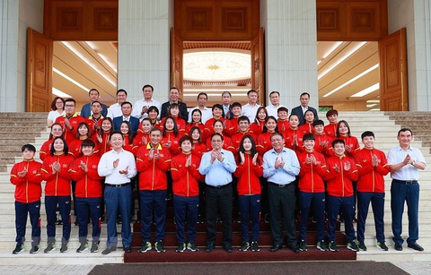 Thủ tướng Phạm Minh Chính: Bóng đá nữ Việt Nam còn nhiều tiềm năng để phát triển - Ảnh 1. Thủ tướng Phạm Minh Chính với các cầu thủ và ban huấn luyện đội tuyển bóng đá nữ quốc gia Việt Nam - Ảnh: TTXVN