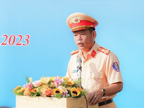 Thu hồi phù hiệu nếu xe kinh doanh thường xuyên vi phạm - Ảnh 1. Thượng tá Nguyễn Văn Bình, phó trưởng phòng PC08, phát biểu trong lễ ra quân - Ảnh: PC08