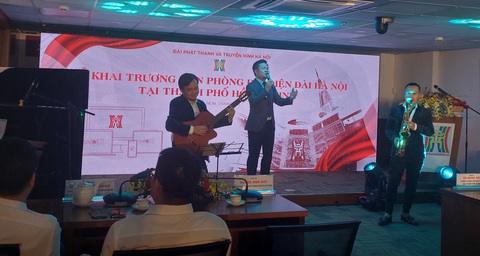 Ra mắt văn phòng đại diện Đài Hà Nội tại TP.HCM: mang hơi thở, tâm tình bà con phương nam - Ảnh 2. Một tiết mục văn nghệ đậm chất Hà Nội trong Lễ khai trương văn phòng tại TP.HCM của Đài Hà Nội - Ảnh: HOÀNG LÊ