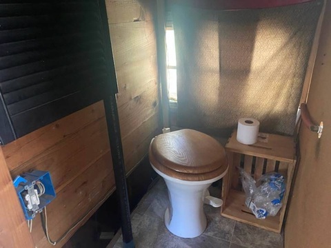 Độ xe buýt cũ thành nhà di động 'cướp biển': Có cả boong tàu với cánh buồm và 'rạp chiếu phim' - Ảnh 7. Một điểm trừ nữa là có vẻ tay nghề hoàn thiện của người chủ không được tốt. Bằng chứng là đường dây điện lộ ra ngoài. Trong khi đó, nhiều người tự độ nhà di động khác không mắc phải sai lầm cơ bản này. Bởi nhà di động là một không gian nhỏ. Do đó sự gọn gàng cần được ưu tiên. Đó là chưa kể đến vấn đề an toàn. Nhưng căn nhà này có thể vẫn thu hút sự chú ý của nhiều người bởi có phong cách riêng và vấn đề cũng không lớn khi có thể tự hoàn thiện thêm - Ảnh: Craigslist