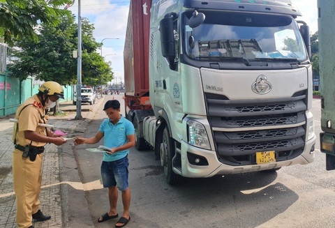 Thu hồi phù hiệu nếu xe kinh doanh thường xuyên vi phạm - Ảnh 3. Lực lượng cảnh sát giao thông kiểm tra xe container sau khi ra quân - Ảnh: PC08
