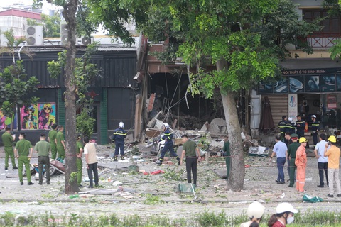 Nổ như bom trên đường Yên Phụ, Hà Nội - Ảnh 1. Hiện trường vụ nổ nhà số 42 đường Yên Phụ - Ảnh: C.TUỆ