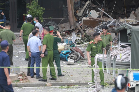 Nổ như bom trên đường Yên Phụ, Hà Nội - Ảnh 5. Nổ như bom trên đường Yên Phụ, Hà Nội - Ảnh 5.