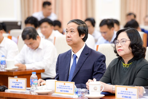 Lần đầu tiên Bộ trưởng gặp gỡ gần 1 triệu giáo viên: Nhiều ý kiến về lương giáo viên - Ảnh 1. Bộ trưởng Nguyễn Kim Sơn và các lãnh đạo bộ tại buổi gặp gỡ - Ảnh: NAM TRẦN