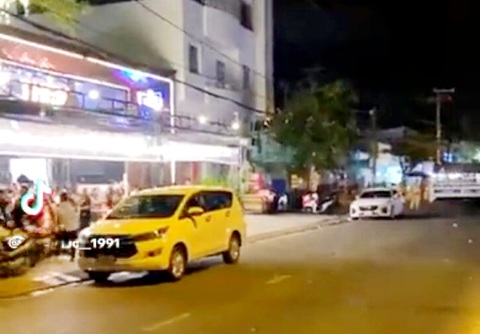 Công an tỉnh Kiên Giang: Sẽ cho kiểm tra thông tin chặn hai đầu quán ăn Rạch Giá trong đêm - Ảnh 1. Lực lượng chức năng địa phương chốt chặn hai đầu một quán ăn ở Rạch Giá, Kiên Giang - Ảnh: cắt trên clip Facebook