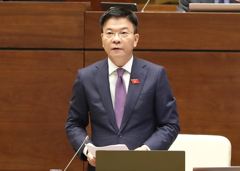 Bộ trưởng Bô Tư pháp: Có việc thông đồng dìm giá, 'quân xanh, quân đỏ' trong đấu giá - Ảnh 2. Bộ trưởng Bộ Tư pháp Lê Thành Long trả lời chất vấn - Ảnh: GIA HÂN