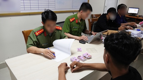 Quảng cáo khiêu dâm giữa trung tâm Đà Lạt để lừa đảo người tò mò - Ảnh 2. Hai thanh niên bị bắt quả tang với tờ rơi dạng card visit có nội dung in ấn đồi trụy nhưng thực chất là dẫn đến các trang mạng lừa đảo - Ảnh: Công an cung cấp