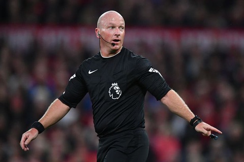 Điểm tin thể thao sáng 16-8: De Bruyne nghỉ hết năm, Man City lao đao - Ảnh 1. Trọng tài Simon Hooper bị treo còi ở vòng 2 Giải ngoại hạng Anh vì mắc lỗi trận Man United thắng Wolverhampton - Ảnh: REUTERS