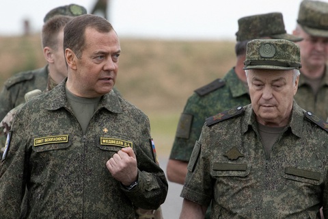 Cựu Tổng thống Nga Dmitry Medvedev (trái) thăm khu vực huấn luyện quân sự ở Volgograd vào tháng 6-2023 - Ảnh: REUTERS Cựu tổng thống Nga Dmitry Medvedev (trái) thăm khu vực huấn luyện quân sự ở Volgograd vào tháng 6-2023 - Ảnh: REUTERS