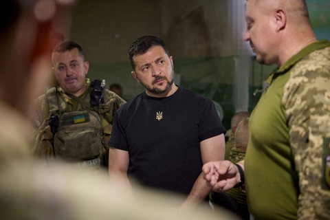 Tổng thống Ukraine Volodymyr Zelensky thăm các binh sĩ trên tiền tuyến ở Zaporizhzhia thuộc miền nam nước này ngày 15-8 - Ảnh: REUTERS Tổng thống Ukraine Volodymyr Zelensky thăm các binh sĩ trên tiền tuyến ở Zaporizhzhia thuộc miền nam nước này ngày 15-8 - Ảnh: REUTERS