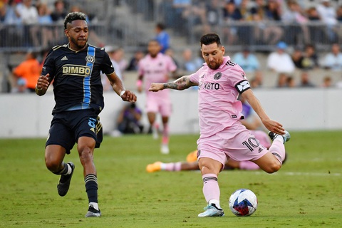 Messi ghi siêu phẩm sút xa đưa Inter Miami vào chung kết - Ảnh 1. Messi (phải) tung cú sút xa từ cự ly 30m - Ảnh: REUTERS