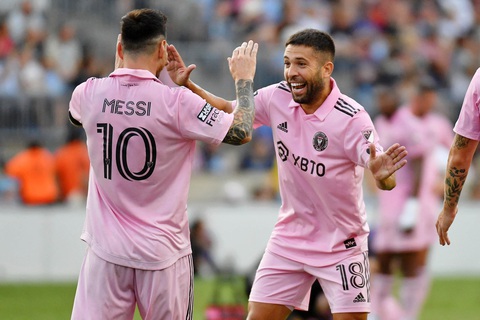 Messi ghi siêu phẩm sút xa đưa Inter Miami vào chung kết - Ảnh 4. Alba (phải) cũng lập công - Ảnh: REUTERS