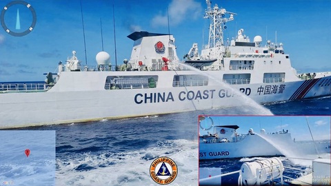 Lực lượng tuần duyên Philippines công bố hình ảnh tàu hải cảnh Trung Quốc xịt vòi rồng vào tàu tiếp tế của Manila ở Bãi Cỏ Mây - Ảnh: AFP Lực lượng tuần duyên Philippines công bố hình ảnh tàu hải cảnh Trung Quốc xịt vòi rồng vào tàu tiếp tế của Manila ở bãi Cỏ Mây - Ảnh: AFP