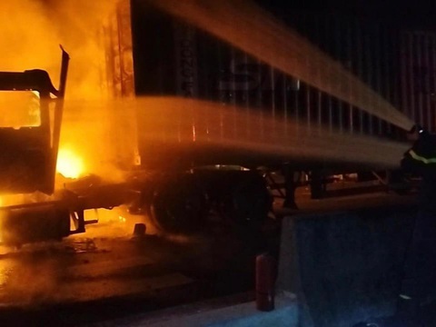 Xe đầu kéo bốc cháy dữ dội sau vụ tai nạn giao thông khiến 1 người tử vong - Ảnh 1. Chiếc xe đầu kéo bốc cháy sau vụ tai nạn giao thông - Ảnh: CACC