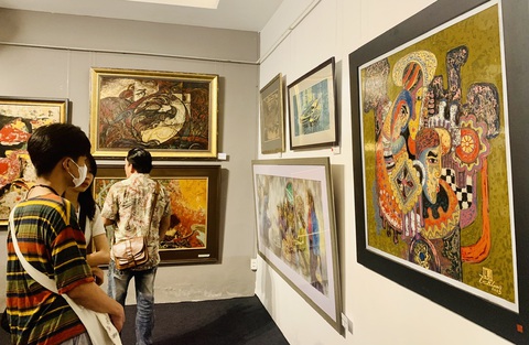 Các bạn trẻ tham qua triển lãm tranh - Ảnh: HOÀI PHƯƠNG Các bạn trẻ tham quan triển lãm tranh vào ngày 16-8 - Ảnh: HOÀI PHƯƠNG