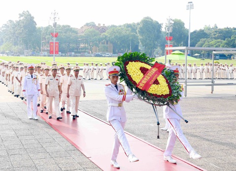 Đoàn đại biểu Đại hội thành lập Hội cựu Công an nhân dân Việt Nam vào lăng viếng Bác - Ảnh 1. Đoàn đại biểu Đại hội thành lập Hội Cựu Công an nhân dân Việt Nam đến đặt vòng hoa, vào viếng lăng Bác - Ảnh: DANH TRỌNG