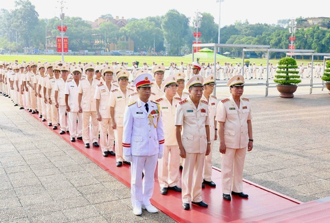 Đoàn đại biểu Đại hội thành lập Hội cựu Công an nhân dân Việt Nam vào lăng viếng Bác - Ảnh 2. Đoàn đại biểu thành kính tưởng nhớ Chủ tịch Hồ Chí Minh - Ảnh: DANH TRỌNG