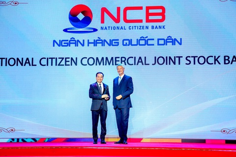 Lý do giúp NCB lọt top ‘Nơi làm việc tốt nhất châu Á 2023’ - Ảnh 1. NCB vinh dự đón nhận giải thưởng "Nơi làm việc tốt nhất châu Á 2023" - Ảnh: NCB