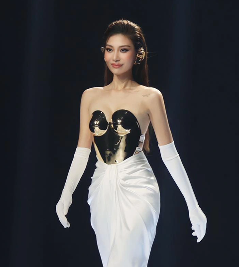 Chúng Huyền Thanh tự tin sải bước trên sàn catwalk Chúng Huyền Thanh tự tin sải bước trên sàn catwalk sau khi sinh con - Ảnh: BTC