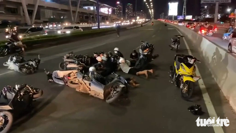 CSGT 'giăng lưới', vây bắt nhóm 'quái xế đua xe' ở cầu Sài Gòn - Ảnh 3. Nhóm thanh niên đang "quậy" ở khu vực cầu Sài Gòn thì bị công an vây bắt - Ảnh: L.T.