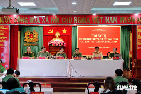 Hải quan sân bay không chấp nhận vì phẫu thuật khuôn mặt - Ảnh 1. Đại diện các cơ quan Công an TP.HCM trả lời thắc mắc của người dân, doanh nghiệp - Ảnh: PHƯƠNG NHI