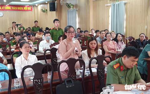 Hải quan sân bay không chấp nhận vì phẫu thuật khuôn mặt - Ảnh 2. Chị Trần Kỳ Đoan (ngụ TP Thủ Đức) đặt câu hỏi tại hội nghị - Ảnh: MINH HÒA
