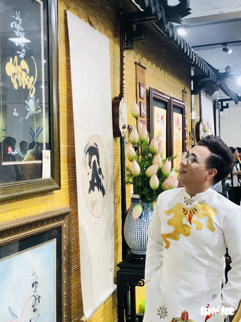 Tác phẩm của cố chủ nhiệm câu lạc bộ Thư pháp Nhà Văn hóa Thanh niên TP.HCM Hoa Nghiêm trưng bày tại triển lãm - Ảnh: HOÀI PHƯƠNG Tác phẩm của ông đồ Hoa Nghiêm, cố chủ nhiệm Câu lạc bộ Thư pháp Nhà văn hóa Thanh niên TP.HCM, trưng bày tại triển lãm - Ảnh: HOÀI PHƯƠNG