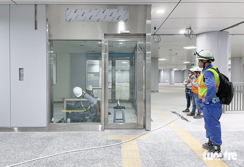 Ngắm nhìn diện mạo tuyệt đẹp của ga ngầm Bến Thành đã hoàn thiện 99% - Ảnh 4. Tại ga ngầm Bến Thành, ông Ngô Quốc Kiệt - quản lý kiến trúc của nhà ga Bến Thành - đã dẫn phóng viên đi tham quan toàn bộ công trình. Ông Kiệt cho biết tới thời điểm hiện tại, toàn kiến trúc của nhà ga Bến Thành đã hoàn thiện hơn 99%, hầu như các hạng mục cơ bản đã hoàn thiện xong hết và đang trong quá trình sửa chữa các lỗi nhỏ như trầy xước