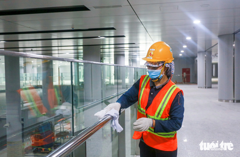 Ngắm nhìn diện mạo tuyệt đẹp của ga ngầm Bến Thành đã hoàn thiện 99% - Ảnh 5. Các công nhân đang vệ sinh lại để bàn giao cho gói thầu liên quan trong quá trình nghiệm thu. So với thời điểm đầu năm, công trình đã hoàn thiện rất nhiều thứ, như: sàn, tường, cột, dỡ hết bao che