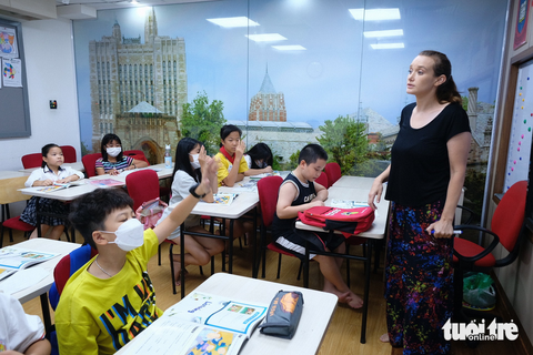 Giáo viên người nước ngoài dạy tiếng Anh cho học sinh Việt tại Hà Nội - Ảnh: NAM TRẦN Giáo viên người nước ngoài dạy tiếng Anh cho học sinh Việt tại Hà Nội - Ảnh: NAM TRẦN
