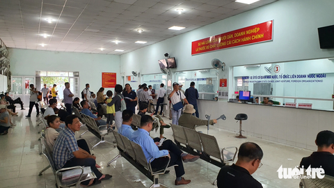 Người dân vẫn chật vật với thủ tục mua bán xe vì 'nghẽn mạng' - Ảnh 2. Đông người dân đến làm thủ tục đăng ký xe tại Đội đăng ký xe số 282 Nơ Trang Long, quận Bình Thạnh ngày 16-8 - Ảnh: MINH HÒA