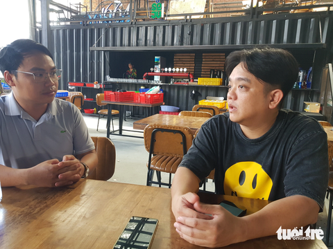 Vụ chốt chặn quán nhậu: Chỉ trấn áp tội phạm lúc cấp thiết - Ảnh 1. Ông Hồ Quang Luận (bên phải) "tố" lãnh đạo Công an TP Rạch Giá vì hiềm khích cá nhân nên muốn "triệt" đường sống của quán Thèm - Ảnh: BỬU ĐẤU