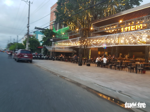 Vụ chốt chặn quán nhậu: Chỉ trấn áp tội phạm lúc cấp thiết - Ảnh 2. Chủ quán Thèm khẳng định từ sau vụ việc quán Thèm đã thiệt hại nặng do giảm lượng khách rất nhiều - Ảnh: BỬU ĐẤU