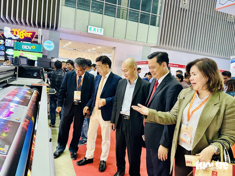 Doanh nhân Lào, Thái Lan, Trung Quốc, Malaysia tới TP.HCM để tìm hiểu ngành quảng cáo - Ảnh 1. Lãnh đạo Sở Công Thương TP.HCM, lãnh đạo Hiệp hội Quảng cáo Việt Nam cùng các doanh nhân nước bạn Lào, Malaysia... tham quan triển lãm VietAd - Ảnh: BÔNG MAI