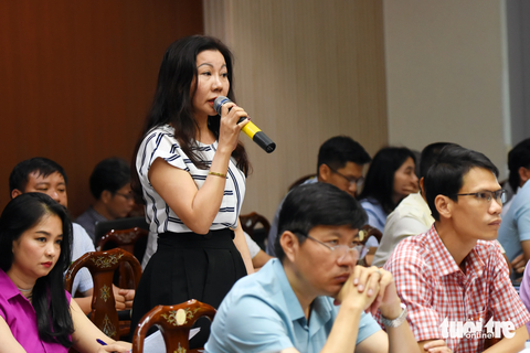 Doanh nghiệp 'sốc' vì tiền thuê đất tăng 15-20 lần - Ảnh 1. Đại diện nhà đầu tư hạ tầng một khu công nghiệp ở Đồng Nai phát biểu tại buổi đối thoại với bí thư Tỉnh ủy Đồng Nai - Ảnh: A LỘC