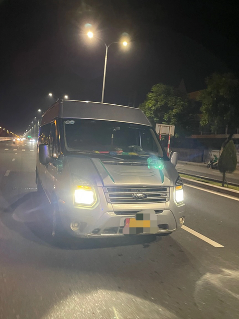 Ô tô khách dừng giữa đường, lo có người gặp nạn, CSGT tới hỗ trợ thì phát hiện tài xế ‘nhậu mệt’ - Ảnh 2. Thời điểm xe khách dừng giữa đường - Ảnh: H.B.