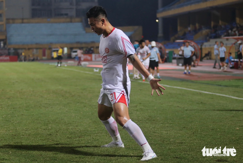 Hạ Bình Định phút 90+2, Viettel vào chung kết Cúp Quốc gia - Ảnh 4. Đức Chiến ăn mừng theo phong cách Cristiano Ronaldo - Ảnh: ĐỨC KHUÊ