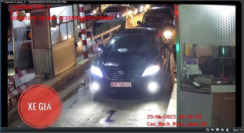 Hình ảnh một xe dùng biển số giả mạo được chụp lại khi xe qua trạm thu phí - Ảnh: bạn đọc KHÔI TRẦN cung cấp Hình ảnh một xe dùng biển số giả mạo được chụp lại khi xe qua trạm thu phí - Ảnh: bạn đọc KHÔI TRẦN cung cấp