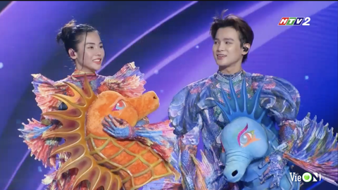 Ca sĩ mặt nạ hết hot khi Cừn Bông, Voi Bản Đôn bị lột mascot nhanh như chớp - Ảnh 4. Cá Ngựa Đôi lộ diện là Trương Thảo Nhi và Phạm Đình Thái Ngân